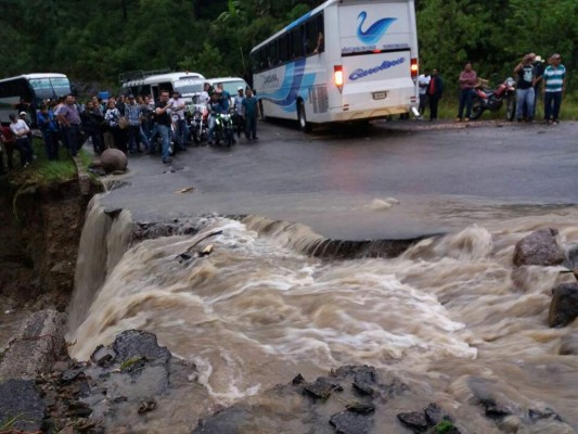 Lluvias provocan derrumbes en carretera de La Esperanza hacia Siguatepeque
