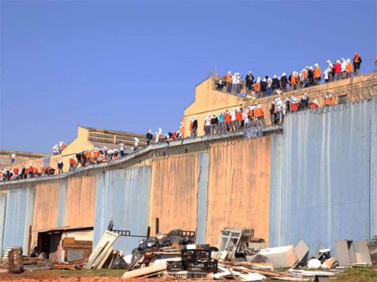 Presos en Brasil derriban muro de cárcel con camión y se escapan