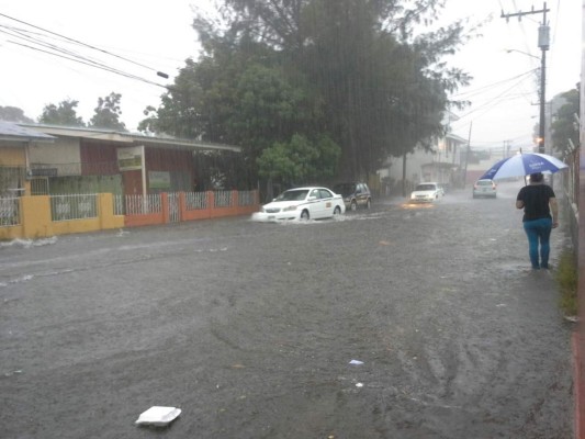 Lluvias inundan el centro de La Ceiba