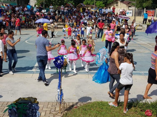 Escolares marchan para recordar el Día de la Independencia