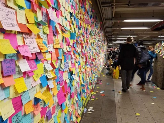 Neoyorquinos liberan estrés y frustraciones en un mural del metro