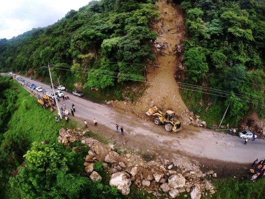 Alertan por más derrumbes en la carretera hacia Occidente