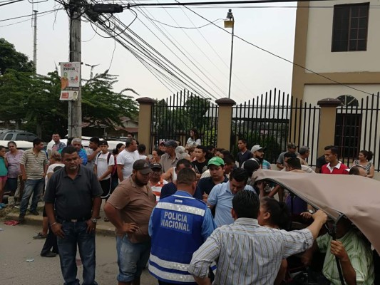 Una persona muerta y dos heridas deja choque entre mototaxi y turismo en Villanueva