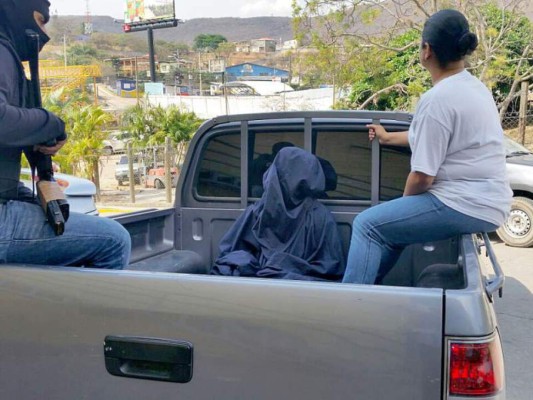 Acusan a nieta de 15 años y su novio por asesinato de abogada