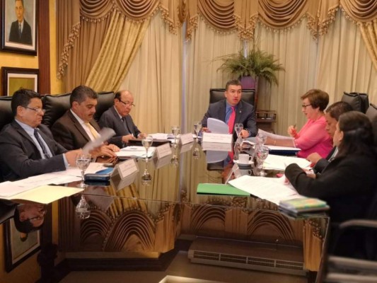 A las 12 de la noche vence plazo para aspirar a ser Fiscal General