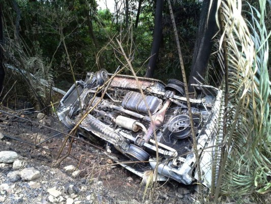 10 pasajeros se salvan al incendiarse bus rapidito