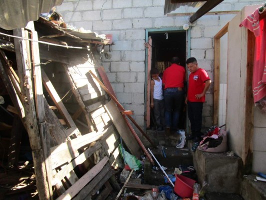 Comerciante y su familia se salvan al explotar bomba