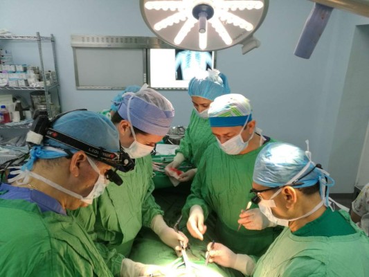 Adolescente recibe riñón de su madre en exitosa operación