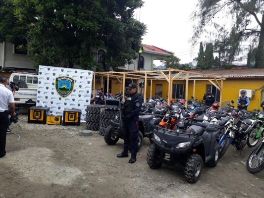 Policía muestra motos y otros artículos que han recuperado tras saqueos