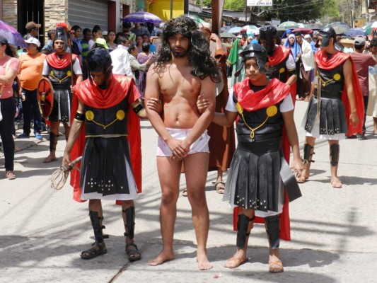 Miles de hondureños participaron en Viacrucis del Viernes Santo