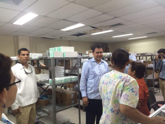 Juan Orlando Hernández llega de sorpresa al hospital Mario Rivas