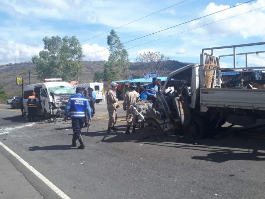 Un menor de edad, la cuarta víctima de accidente entre ambulancia y camión