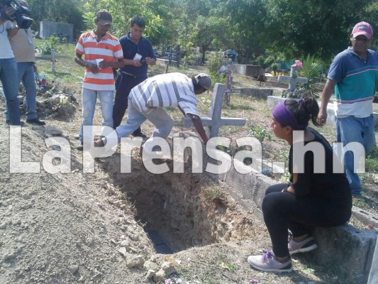 Entierran a niña asesinada a machetazos en Copán