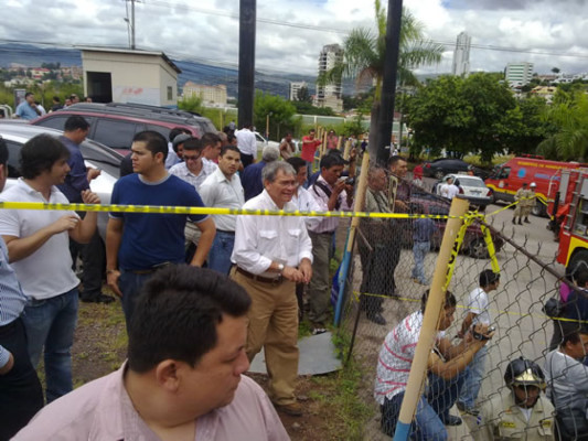 Cae muro perimetral sobre una veintena de autos