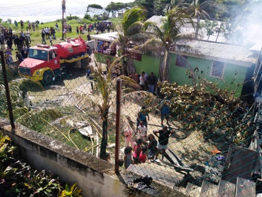 Incendio consume dos viviendas en Roatán, Islas de la Bahía