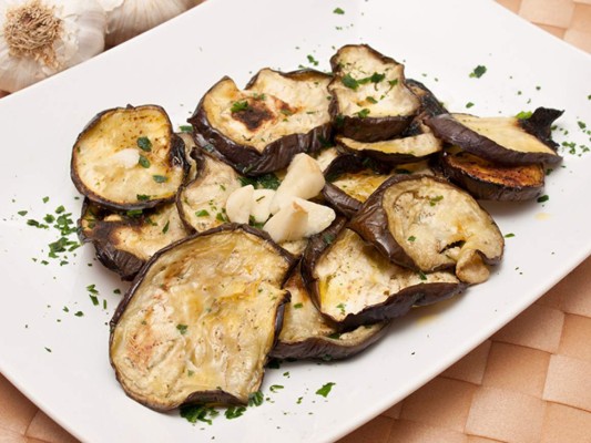 Prepare unas berenjenas asadas con queso