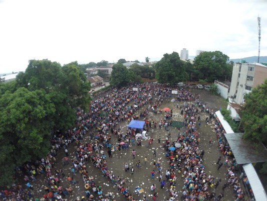 Desesperante desorden en la entrega del Bono 10 Mil