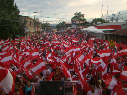 Puerto Cortés se pinta de rojo para apoyar a Mauricio Villeda