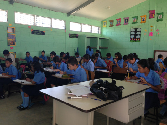 Inauguran escuela modelo en Omoa