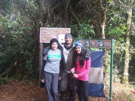 Más de 50 rescatistas buscan por aire y tierra a montañista desaparecida en Celaque