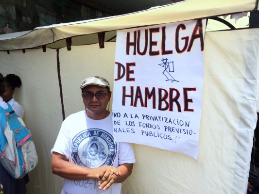 Maestro del JTR protesta con huelga de hambre