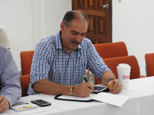 Más de 1,000 visitantes esperan en feria de agro