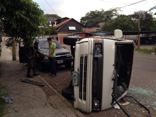 Volcamiento de microbús escolar deja tres heridos en Tegucigalpa