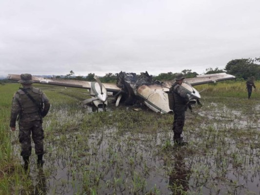Hallan avioneta quemada y 735 kilos de cocaína en el norte de Guatemala