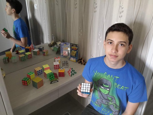 Sacá lo bueno: Hondureño brilla en Yakarta por su destreza con el cubo de Rubik