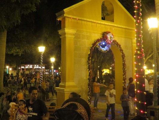 Inauguran paseo para dar paso a la Navidad en Comayagua