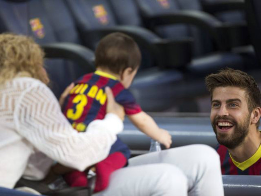 Shakira y Milan alentan a Piqué en el Camp Nou