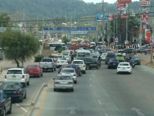 Bloqueado el paso a vehículos frente a la Unah