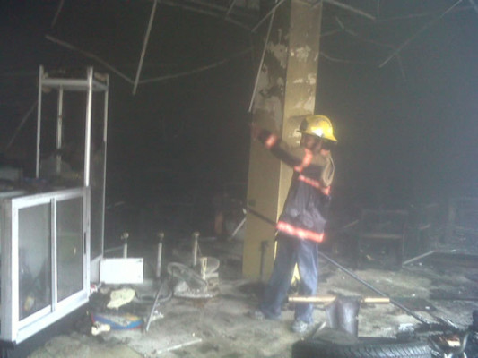 Incendio consume comercial de Puerto Cortés