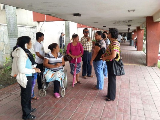 Pacientes renales protestan por cambio de medicamento
