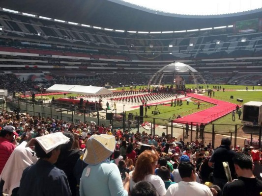 Méxicanos despiden con honores a 'Chespirito'