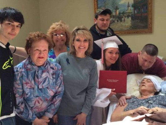 Recibe su título junto a la cama de su madre que agoniza por cáncer