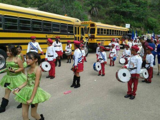 Hondureños comparten fotos en redes de los desfiles de Honduras
