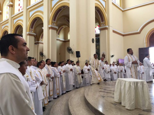Sampedranos abarrotan la catedral en la Misa Crismal