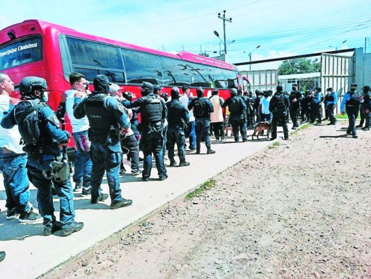 Otros 125 mareros son trasladados a la cárcel de El Pozo en Santa Bárbara