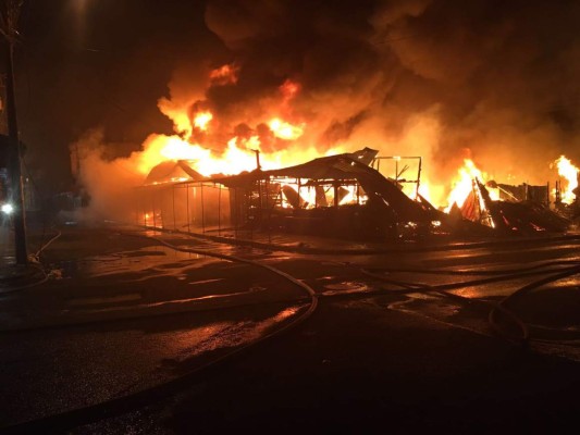 Incendio consume 80 puestos del mercado central de San Pedro Sula