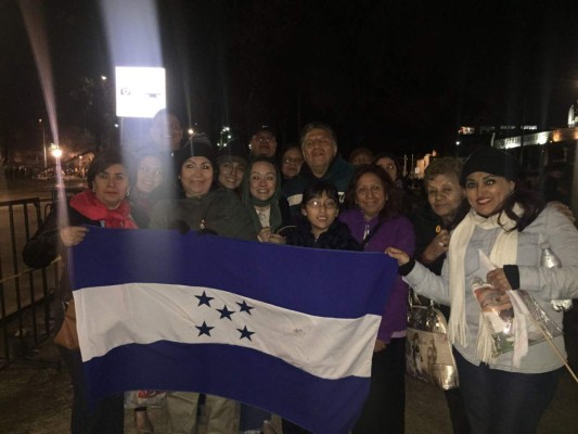 La bandera de Honduras presente en la llegada del Papa a México.