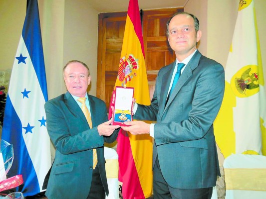 Alcalde de Comayagua recibe presea española