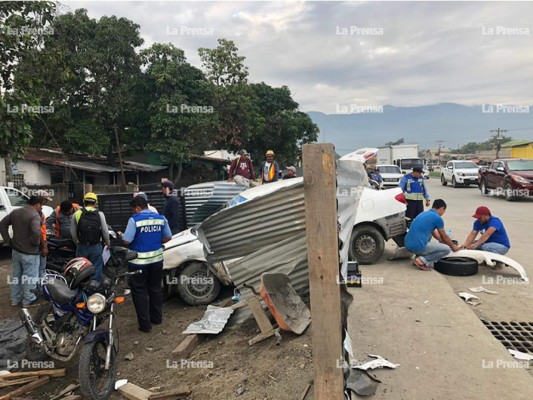 Tres personas que esperaban bus resultan heridas en accidente vehicular