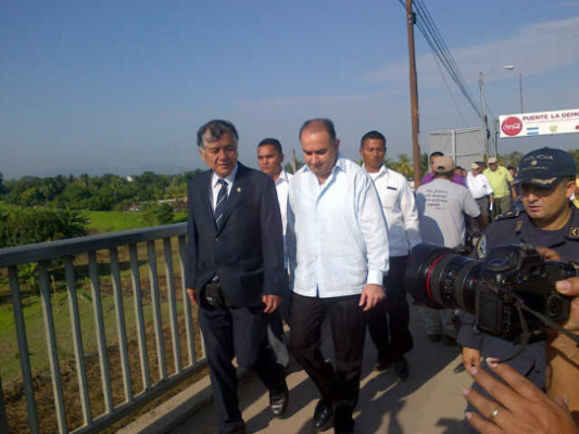 Embajador de Japón inspecciona trabajos en puente La Amistad