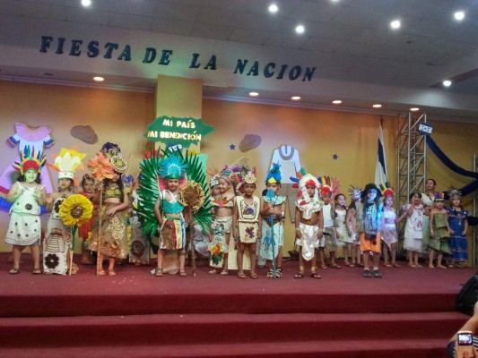 Estudiantes sampedranos exaltan legado étnico en noche cultural