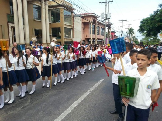 Colegiales sampedranos celebran con desfile día de la alfabetización
