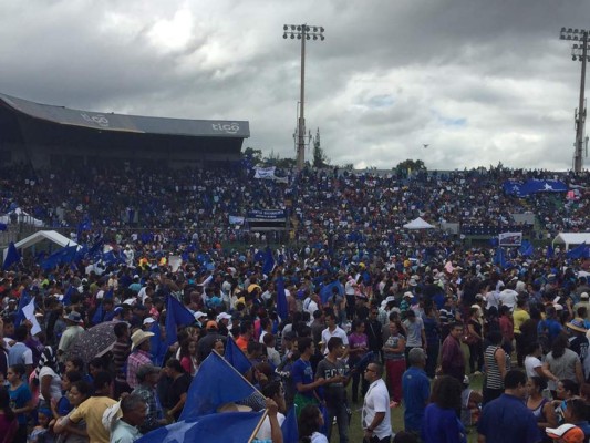 Miles de nacionalistas piden a JOH que acepte candidatura