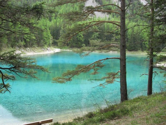 La curiosidad, es que el lago en invierno apenas tiene profundidad de unos dos metros, pero en verano, puede subir su nivel hasta los 12 metros.