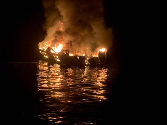 Al menos 4 muertos tras incendio de barco en costa de California