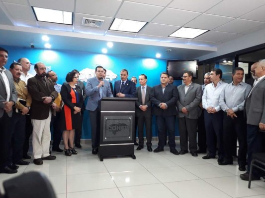 Gobierno promete a empresarios una revisión al sistema fiscal